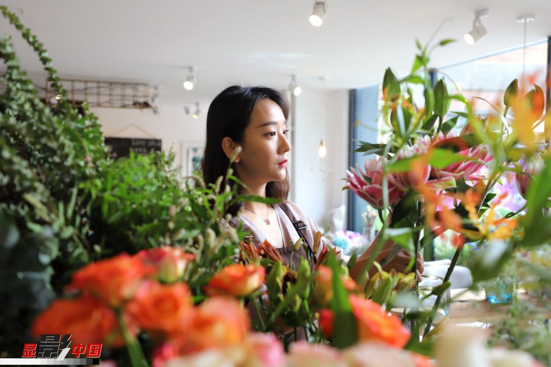 每天和花打交道是一個幸福的職業(yè)，但同時也充滿壓力和挑戰(zhàn)，“花在呈現(xiàn)給客人的那一瞬間是美好的，但前面的每一個步驟都是很辛苦的?！蓖趵桄抡f，花藝是最原始的手工藝產(chǎn)品，沒有辦法機械化、流程化和規(guī)?；?，必須要用雙手一點點地賦予其生命和美感。圖為王黎媛在挑選制作花束的鮮花。新華網(wǎng) 周亞平/攝 念新洪/文